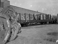 167308 Afbeelding van een rongenwagen met haspels met kabels van de N.K.F. (Nederlandse Kabelfabriek) op de laad- en ...